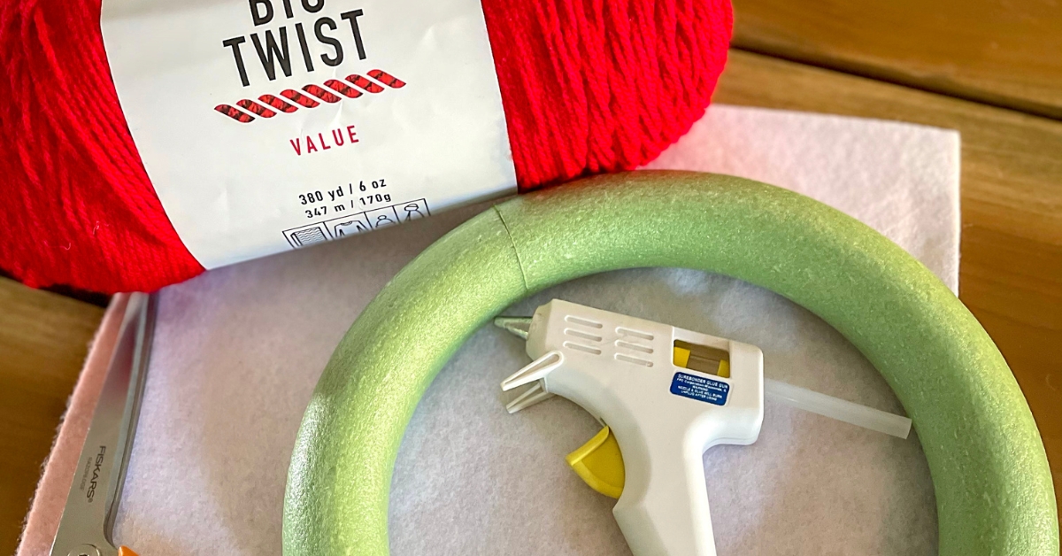 Easy DIY yarn-wrapped wreath