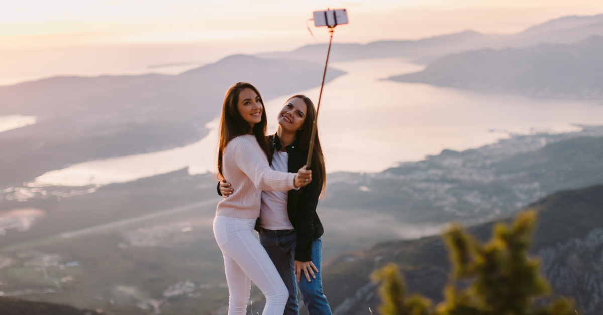 Travel photo hack for the easiest selfie ever