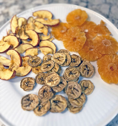 Dehydrated bananas, apples and pineapple on a plate